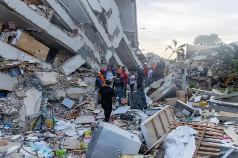 Personas participan en labores de busqueda y rescate tras sismos en Venezuela