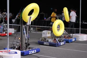 Robots compiten en una pista durante un torneo estudiantil