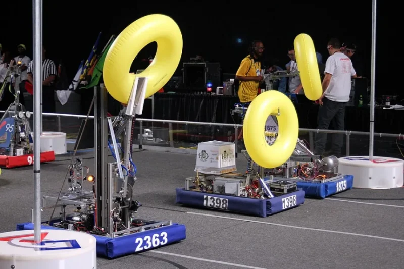 Robots compiten en una pista durante un torneo estudiantil