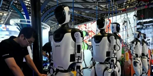 Robots humanoides en exhibicion tecnologica en nota de Telemundo