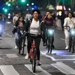Rodada ciclista nocturna en Ciudad de Mexico durante actividades de verano