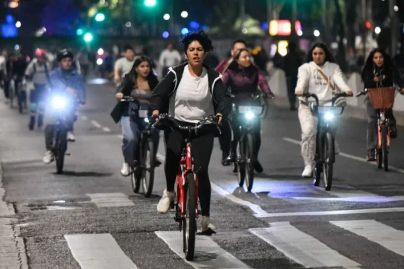 Rodada ciclista nocturna en Ciudad de Mexico durante actividades de verano