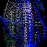 Rack de servidores con luces azules y cableado de red