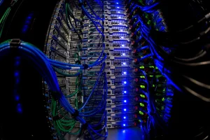 Rack de servidores con luces azules y cableado de red