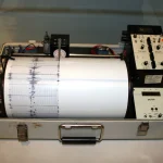 Sismografo usado para ilustrar el monitoreo de un sismo
