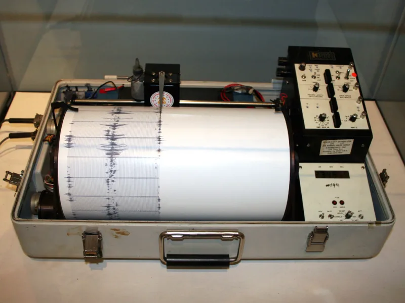Sismografo usado para ilustrar el monitoreo de un sismo