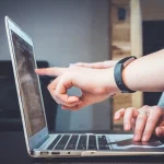 Computadora portatil como imagen contextual de inteligencia artificial
