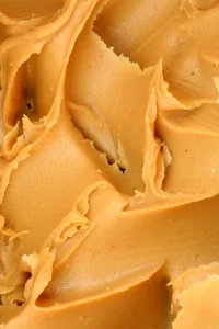 Acercamiento a crema de cacahuate sin marca visible