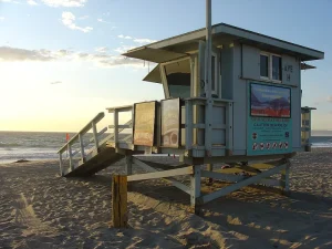 Torre de salvavidas en una playa