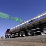 Camion cisterna de carga circula en carretera como referencia visual de transporte de combustibles