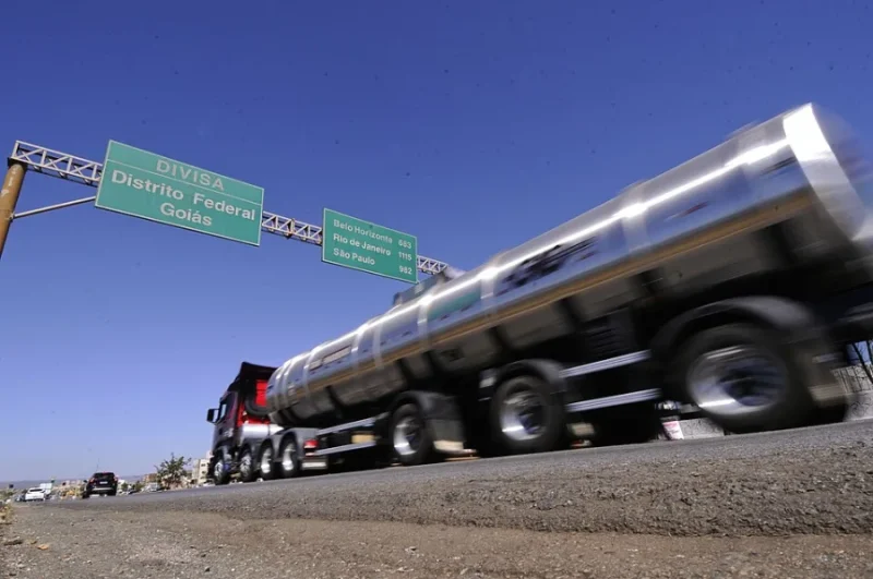 Camion cisterna de carga circula en carretera como referencia visual de transporte de combustibles