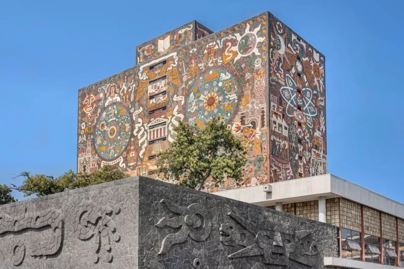 Edificio de la UNAM como referencia a la investigacion sobre examen virtual y vigilancia digital