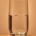 Vaso con agua para ilustrar salud y bienestar