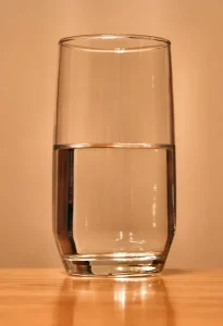 Vaso con agua para ilustrar salud y bienestar