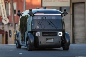 Robotaxi autónomo Zoox circulando en San Francisco