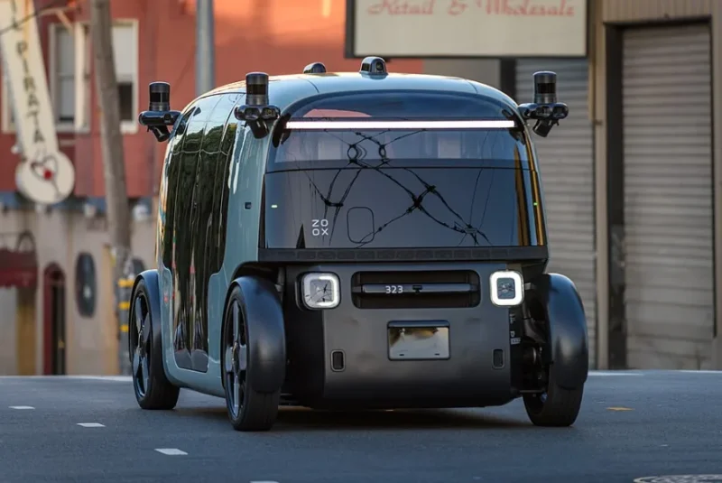Robotaxi autónomo Zoox circulando en San Francisco