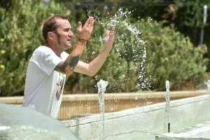 Una persona se refresca ante las altas temperaturas