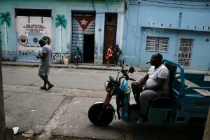 Personas caminan por una calle de La Habana durante un apagón