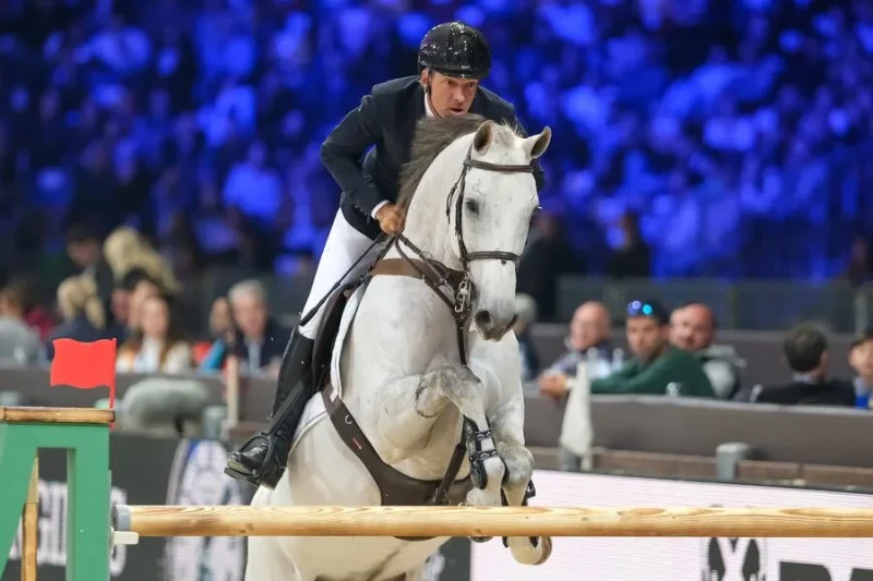El jinete Armando Trapote durante una competencia ecuestre
