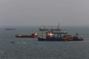 Buques anclados en el estrecho de Ormuz durante la crisis regional