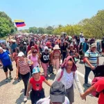Personas migrantes avanzan por una carretera de Chiapas