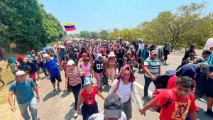 Personas migrantes avanzan por una carretera de Chiapas
