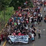 Personas migrantes caminan desde Tapachula