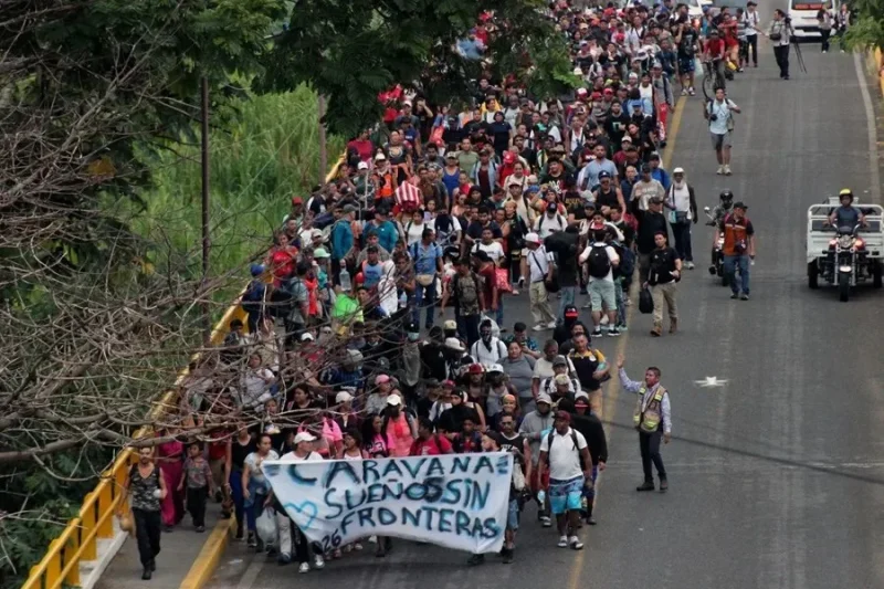 Personas migrantes caminan desde Tapachula