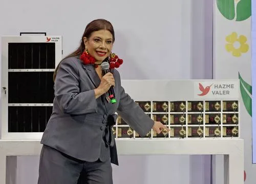 Clara Brugada durante anuncio sobre uso de celulares en escuelas