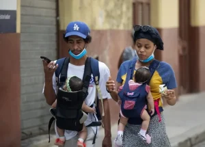 Familia con bebés en La Habana