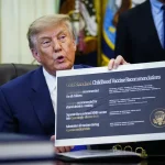 Donald Trump muestra un documento sobre recomendaciones de vacunacion infantil en Estados Unidos