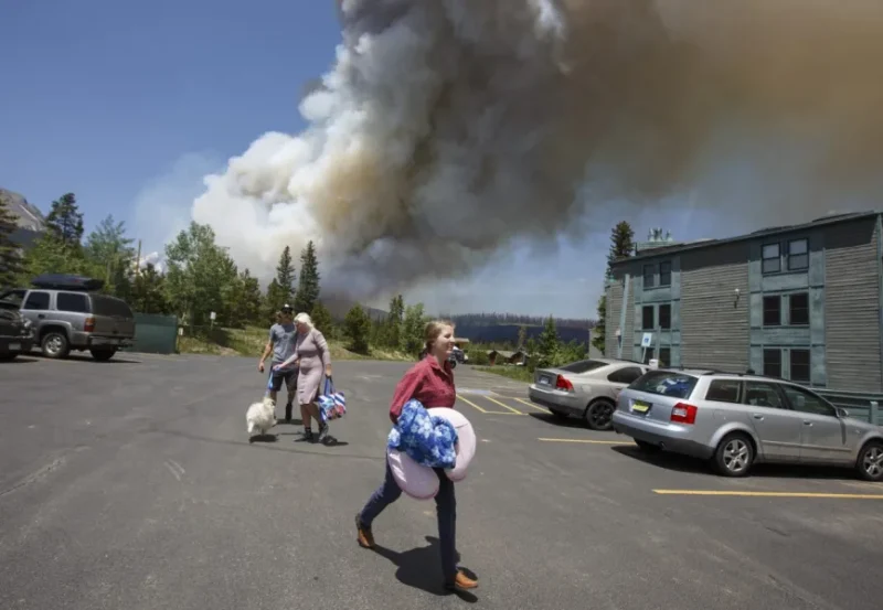 Evacuación por incendio forestal en Estados Unidos