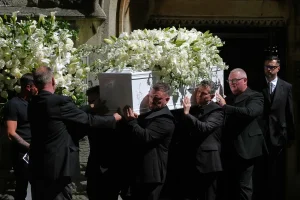 Ataud de Bonnie Tyler a la salida de Swansea Minster tras el funeral en Gales