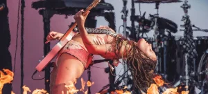 Halsey durante su presentación en Mad Cool Festival