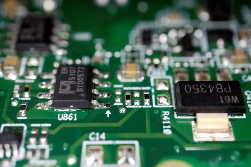 Ilustración de chips que representa la inversión en inteligencia artificial