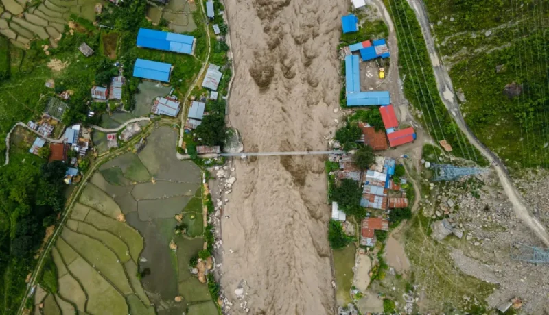 Inundaciones tras colapso glaciar dejan cientos de víctimas en Nepal y China