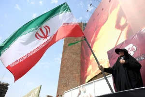 Bandera de Irán en Teherán tras la expiración del acuerdo con Estados Unidos