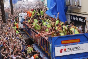 La Tomatina vuelve a teñir de rojo las calles de Buñol