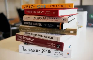Libros abiertos en una biblioteca