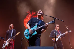 Integrantes de Niña Polaca durante un concierto