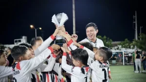 Niños festejan con su entrenador en Sinaloa