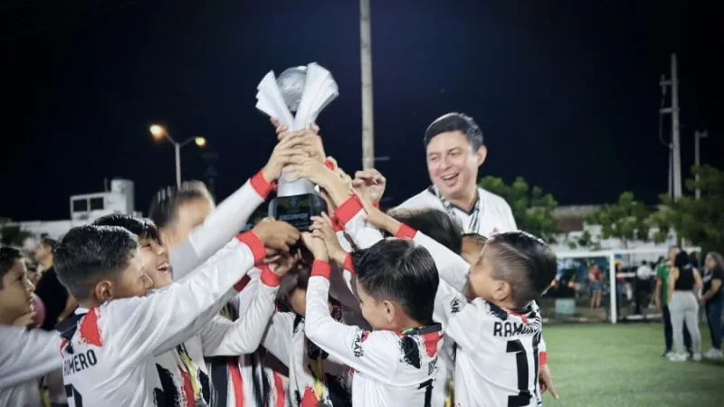 Niños festejan con su entrenador en Sinaloa