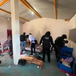Policías revisan armas aseguradas durante un operativo en Puerto Madero, Chiapas