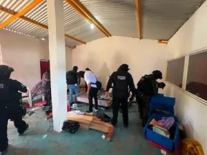 Policías revisan armas aseguradas durante un operativo en Puerto Madero, Chiapas