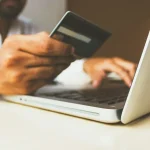Persona usando una terminal de pago