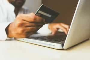 Persona usando una terminal de pago