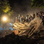 Voluntarios y rescatistas trabajan entre escombros tras el terremoto en Colombia