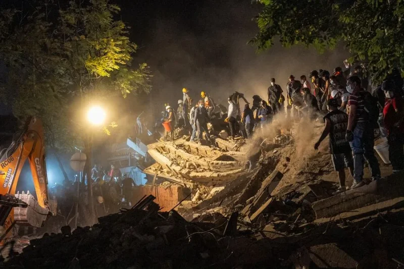 Voluntarios y rescatistas trabajan entre escombros tras el terremoto en Colombia