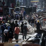 Rescatistas trabajan en un edificio dañado tras el terremoto en Pereira, Colombia
