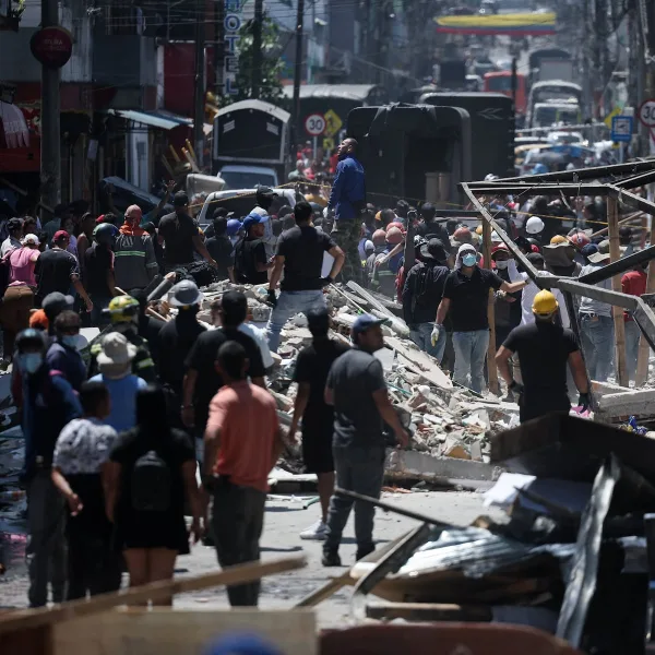 Rescatistas trabajan en un edificio dañado tras el terremoto en Pereira, Colombia